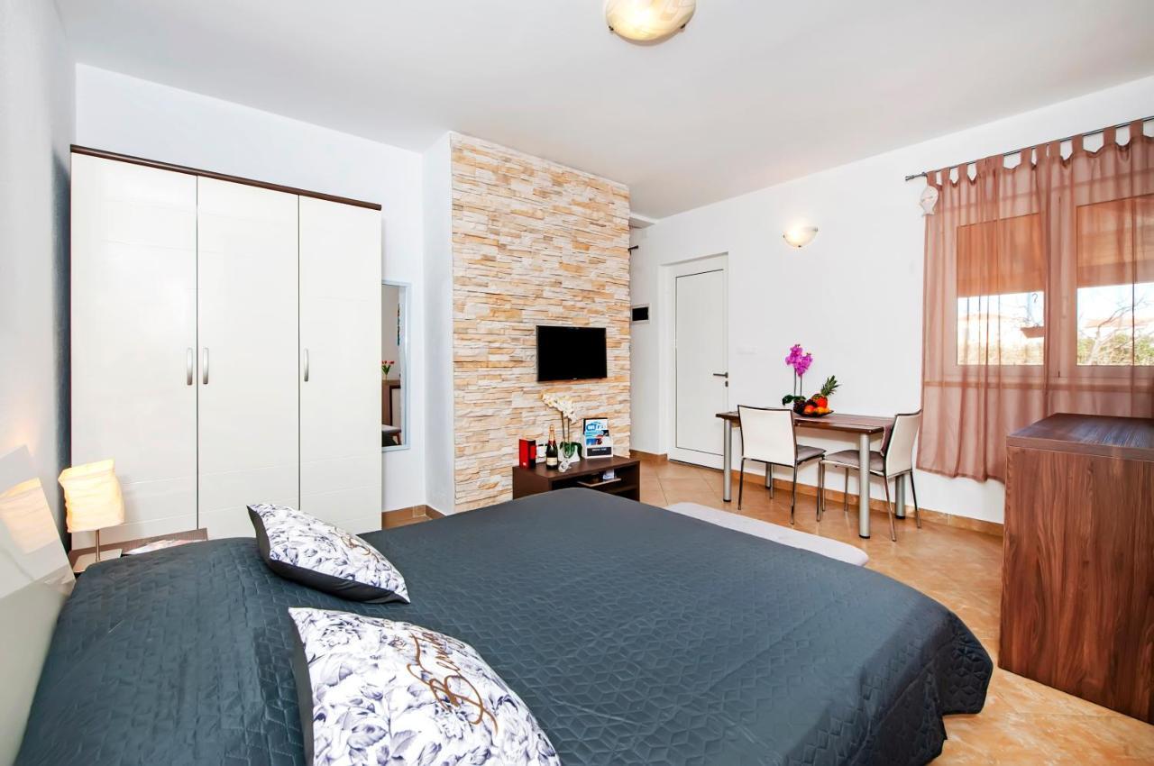 Apartman F&r *